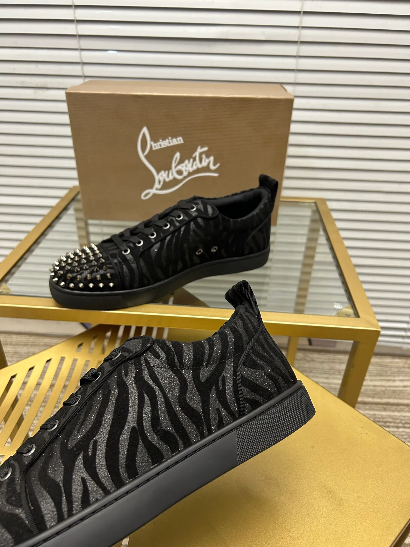 (Customized model) Ex-factory price is 520. christian louboutin (CL red sole shoes) counter series, casual sneakers for couples 📢 📢 📢 Exclusive hot style release 🎈🎈💪 Movable latex feet 👻 Finished outsole line [Proud] 😝Female 35-40# Male 38#-46, global supply😝 [Top version]: Original imported genuine leather upper, top original leather lining, original molded TPU outsole, original 1:1 detail processing, original shoe last,